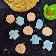 Load image into Gallery viewer, Trick or Treat Mini bath bombs - 10 little mini pumpkins and ghosts - Halloween bath fun!