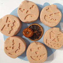 Load image into Gallery viewer, Pumpkin Pals bath bomb - Halloween bath time fun!