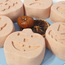 Load image into Gallery viewer, Pumpkin Pals bath bomb - Halloween bath time fun!