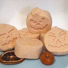 Load image into Gallery viewer, Pumpkin Pals bath bomb - Halloween bath time fun!