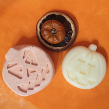 Load image into Gallery viewer, Pumpkin Pals bath bomb - Halloween bath time fun!