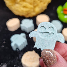 Load image into Gallery viewer, Trick or Treat Mini bath bombs - 10 little mini pumpkins and ghosts - Halloween bath fun!
