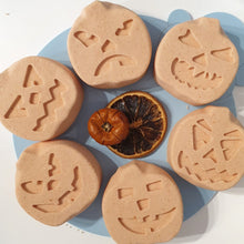 Load image into Gallery viewer, Pumpkin Pals bath bomb
