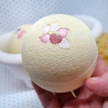 Load image into Gallery viewer, Champagne Kisses Bath Bomb - Luxury Bathing Range
